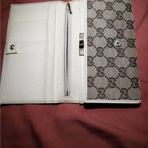 Gucci tan and brown Monogram Wallet - Picture 2 of 12